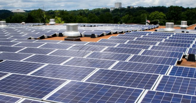 Hoe installeer ik zonne-energie op platte daken zonder te boren?