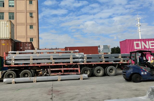 Topfencesolar verzendupdate: ZAM-stalen grondmontageconstructies verzonden naar Korea vanuit de fabriek in Xiamen