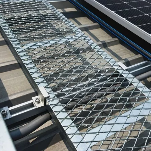 Loopbrug op het dak op zonne-energie